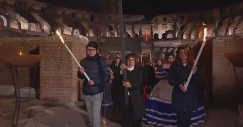 Svolta Ieri La Via Crucis Al Colosseo Senza Il Papa Tusciatimes Eu It